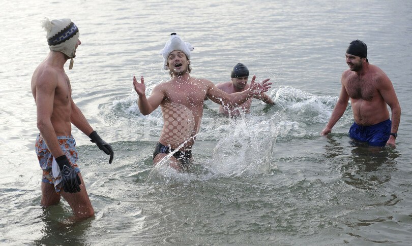 クリスマス寒中水泳大会、寒さなんてへっちゃら