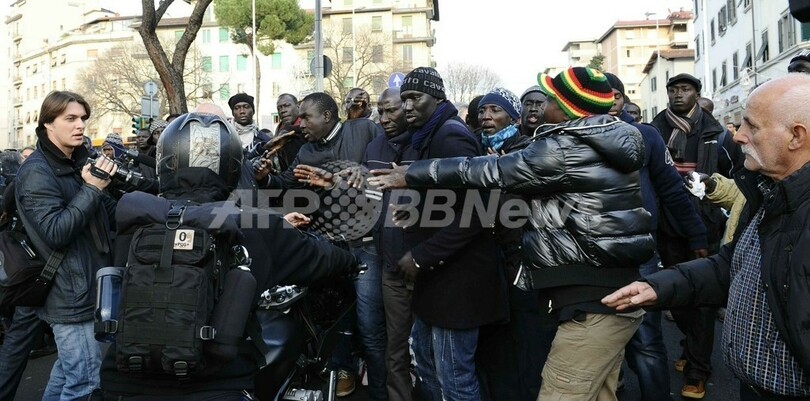 伊フィレンツェの市場で極右男が発砲、セネガル人露天商5人死傷