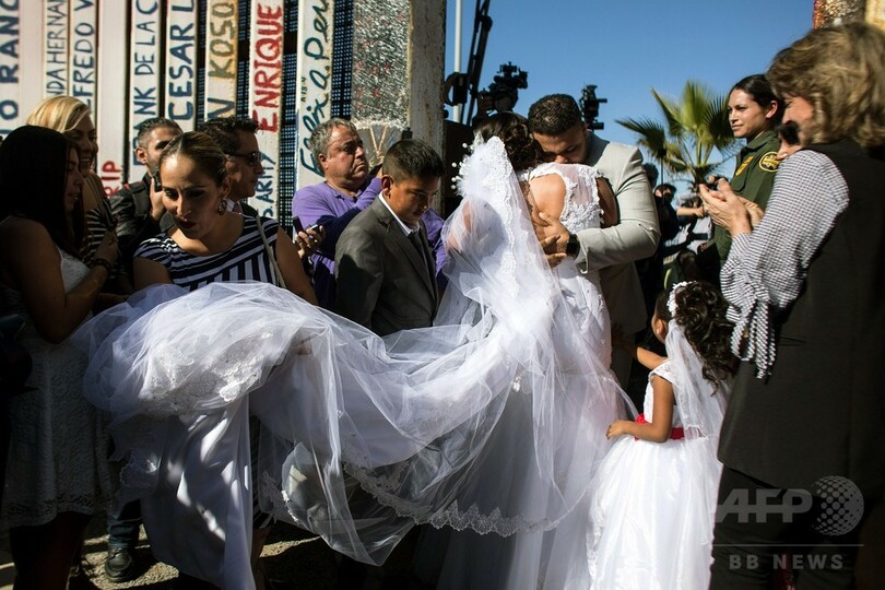 愛に国境なし、米メキシコ間のフェンス開放し結婚式