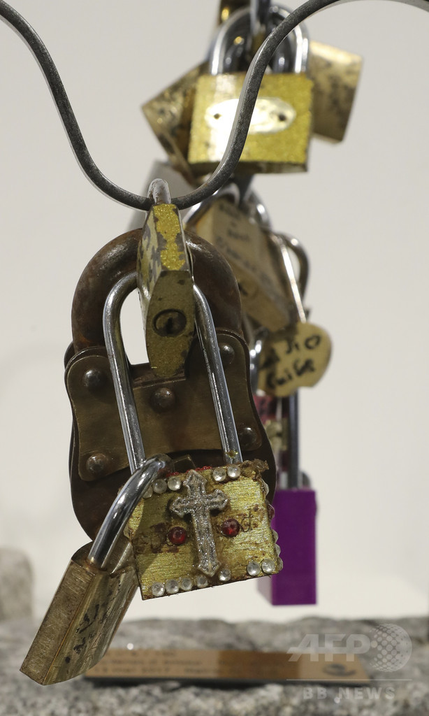 撤去された「愛の南京錠」、芸術作品として競売に出品へ 仏パリ