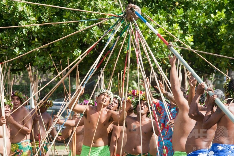 タヒチで伝統スポーツ大会、やり投げや石上げ 仏領ポリネシア