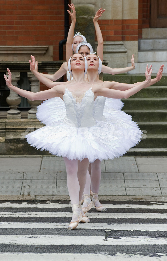 バレリーナ60人で圧巻の「白鳥の湖」、ロンドン