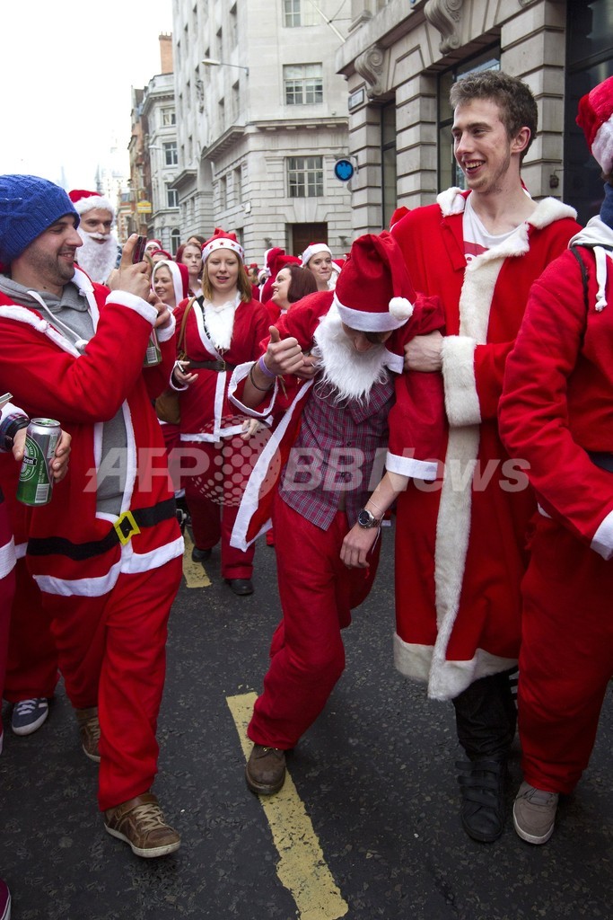 サンタ集団が街を占拠、クリスマス恒例「サンタコン」開催