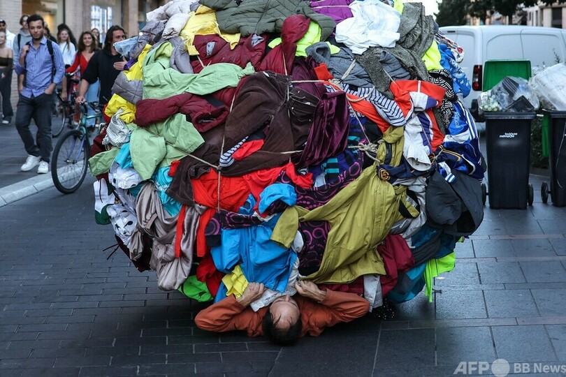 「服の塊」押して階段上る ギリシャ神話になぞらえ 仏国際展