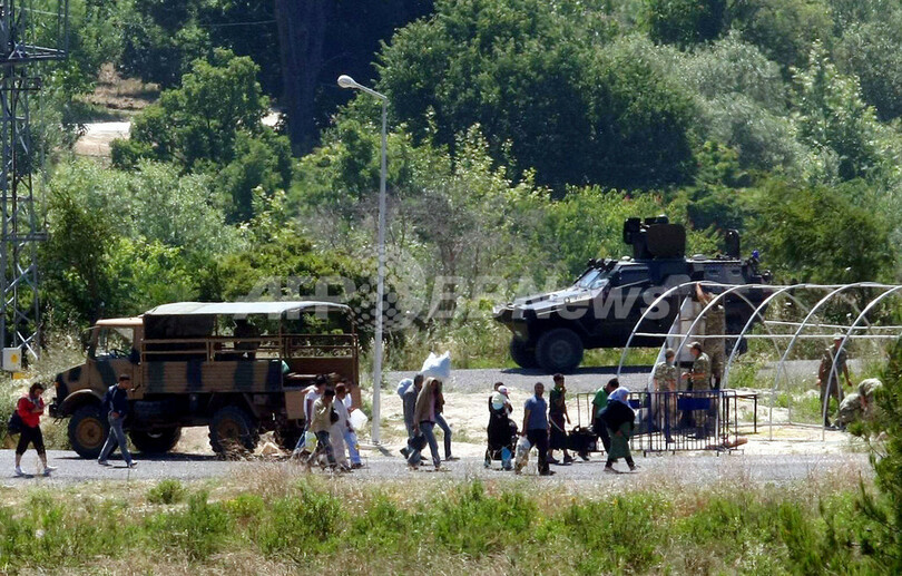 国境付近に軍戦車、数百人トルコへ脱出 シリア