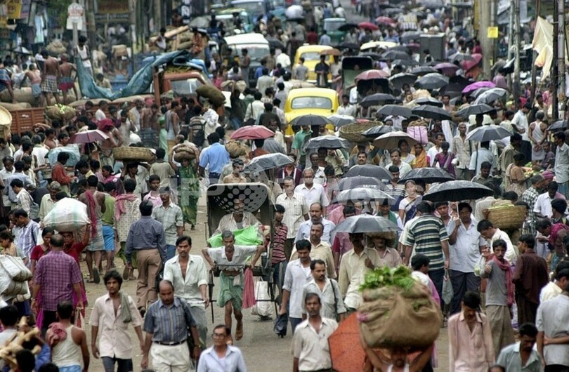 人口抑制の妙案は深夜のテレビ？インド閣僚