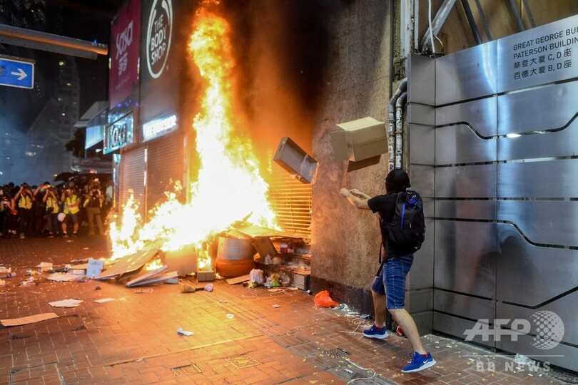 香港各地で衝突 覆面禁止法にデモ隊反発