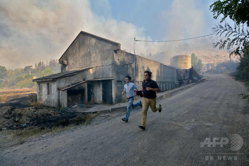 チリ中部の山火事拡大、消火中に10人死亡 4000人避難