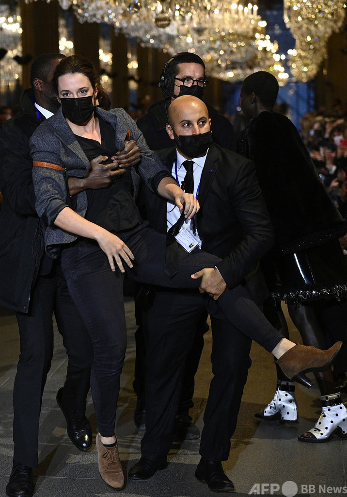 ルイ・ヴィトンのショーに環境活動家乱入 環境負荷低減訴え