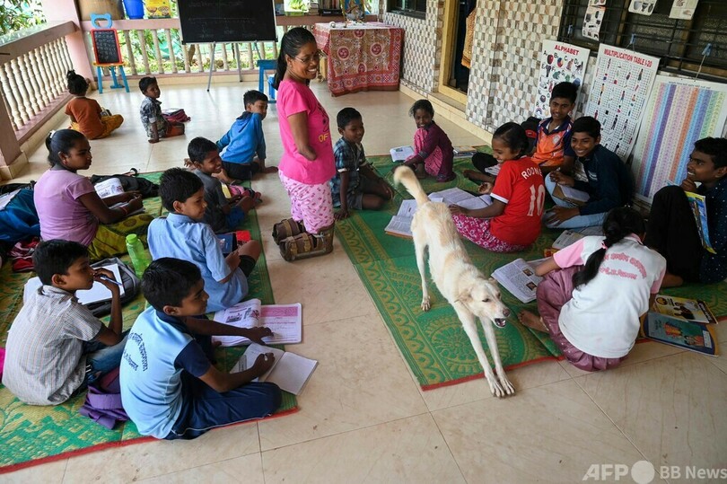 四肢を失った教師、教壇への復活遂げる インド