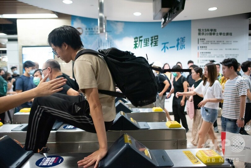 香港のショッピングモールで警察とデモ隊が衝突、逮捕者多数 意識失った警官も