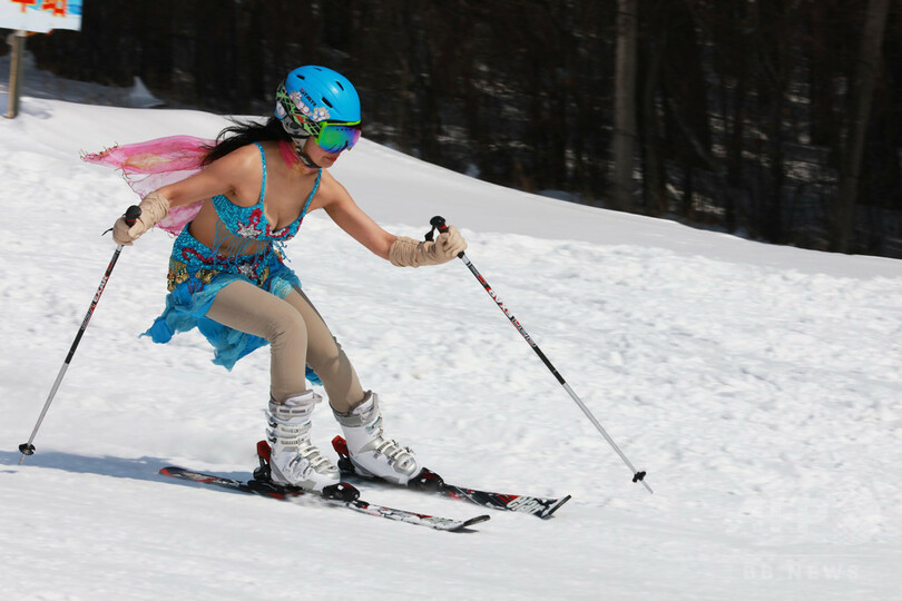 転ばないでね！スキー場でも下着姿の「アンディー・ラン」 中国・黒竜江省