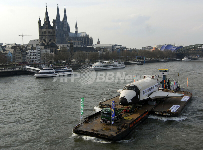 スペースシャトルが船でお引っ越し、ライン川をゆらり