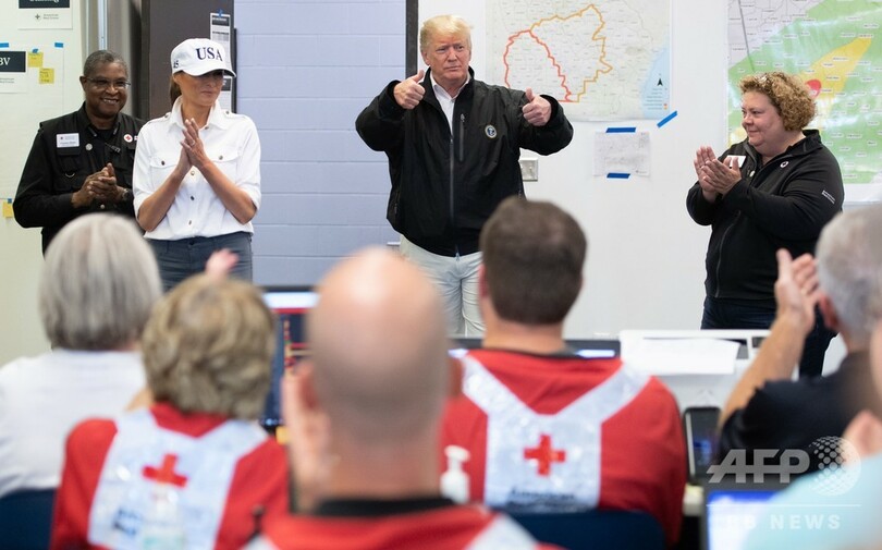 トランプ大統領、ハリケーン被災地を視察 気候変動には依然懐疑的？