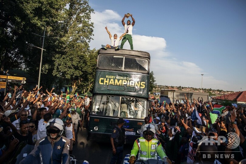 W杯王者の南アが優勝パレードツアーを開始、黒人居住区もルートに