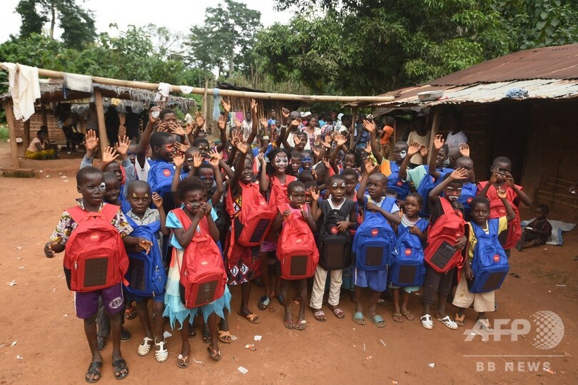 通学中に発電した電気で勉強、ソーラー・リュックは子どもの希望の光　コートジボワール