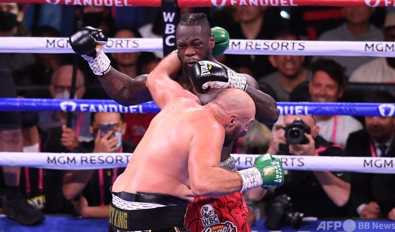 フューリー、ワイルダーKOで王座防衛 ダウン連発の死闘制す