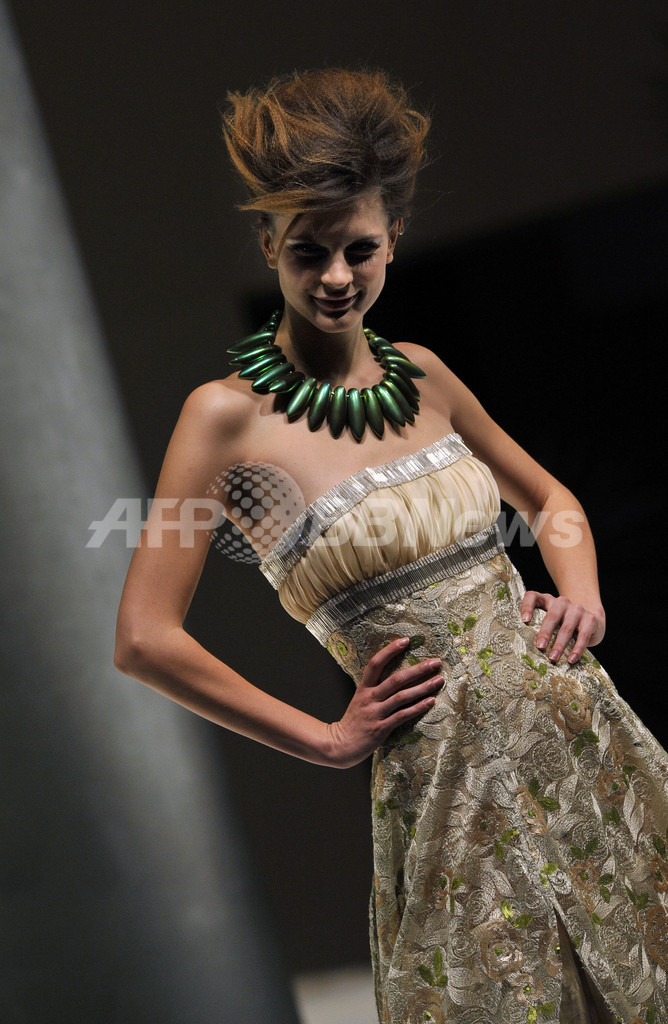 ハンガリー人デザイナーKatti Zoob、パリ・コレ参加10周年記念ショー開催