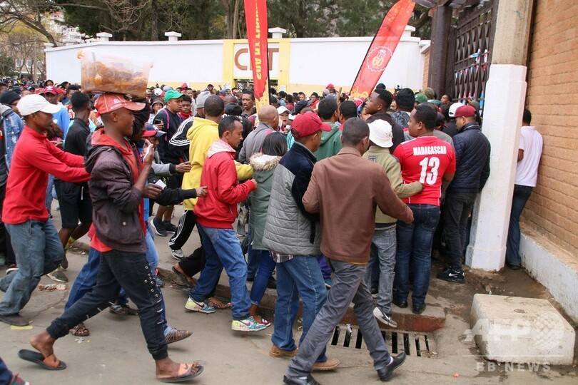 マダガスカルのサッカースタジアムで群集事故、1人死亡　37人が負傷