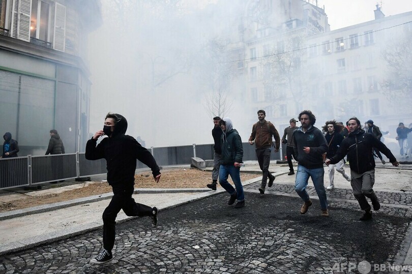 フランス、物議呼んだ年金改革法公布