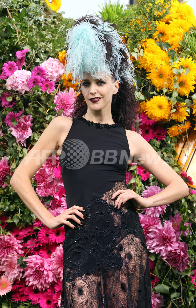 ＜11年春夏パリコレクション＞ディーコンによる「エマニュエル・ウンガロ」初コレクション