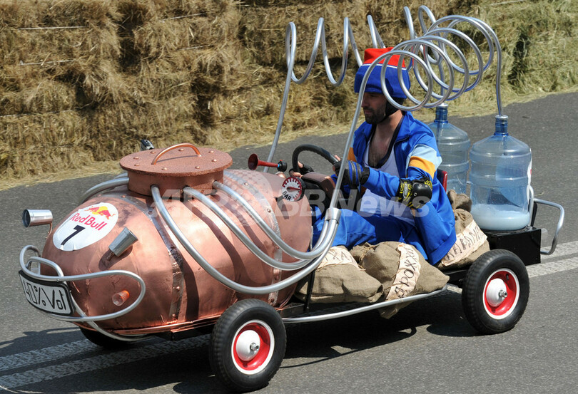 変てこ手作りカーレース、チェシャ猫やキュウリも ウクライナ