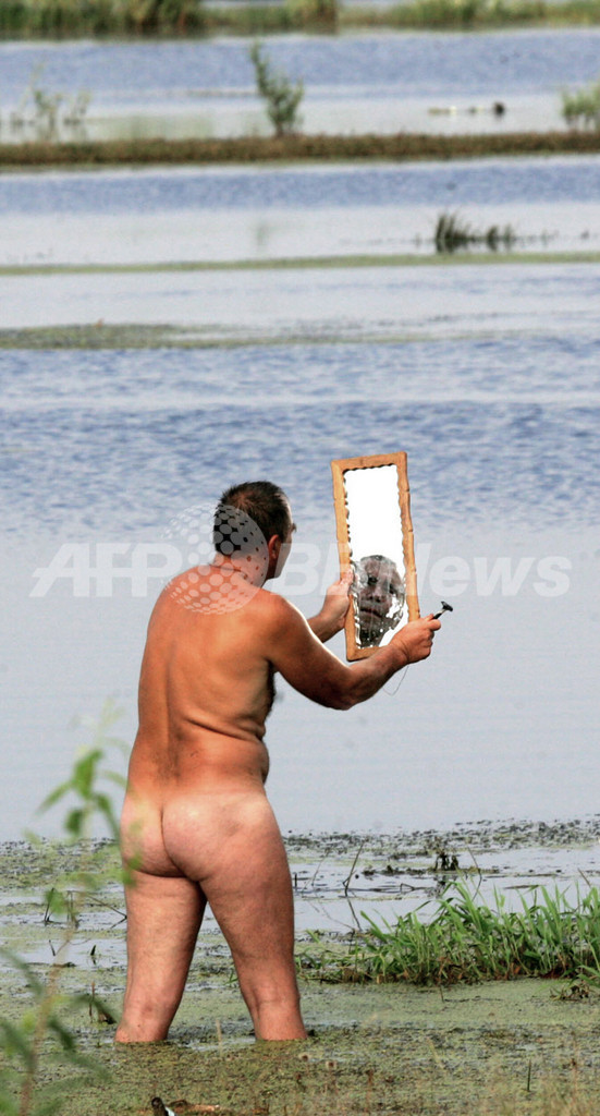 ベラルーシの川辺でひげそり