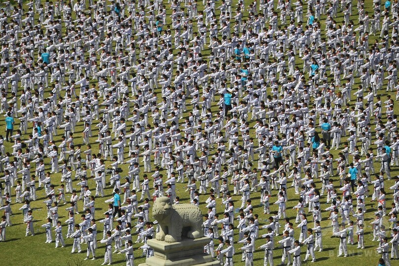 韓国でテコンドーが国技に、1万人がギネス記録に挑戦！