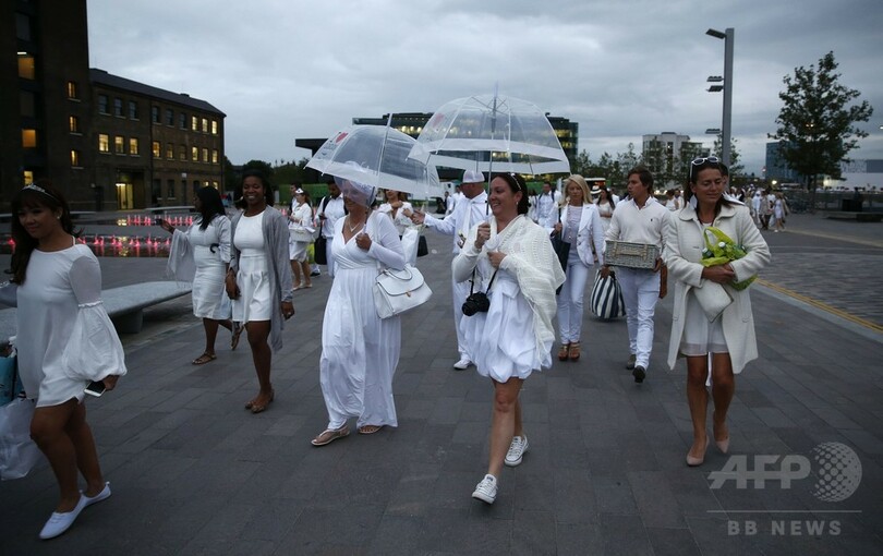 英ロンドンに全身真っ白の集団、優雅にディナー楽しむ