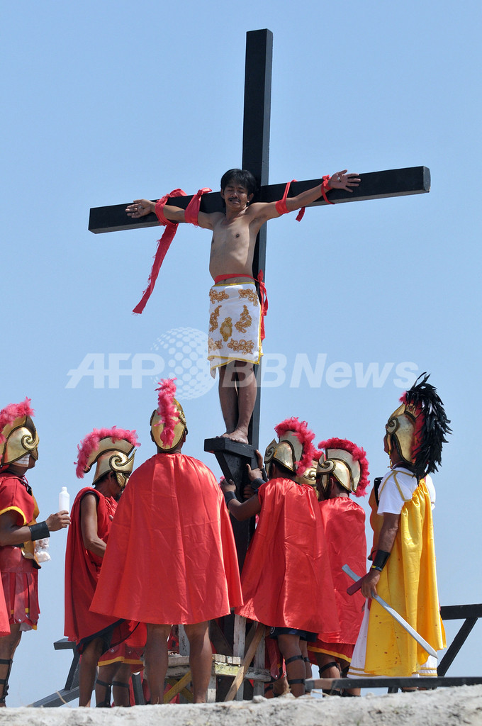 キリストの十字架を再現、聖金曜日のフィリピン