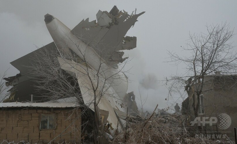 トルコの貨物機がキルギスで墜落、村を直撃し37人死亡 操縦ミスか