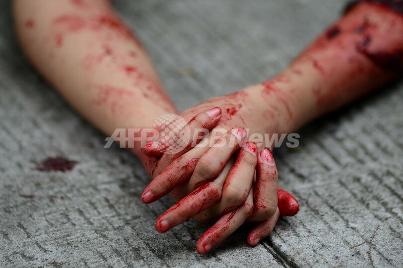 犠牲者も本番さながら、フィリピンの防災訓練