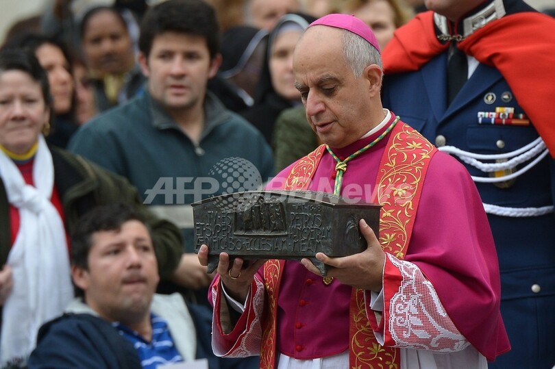「聖ペテロの遺骨」を初公開、バチカン