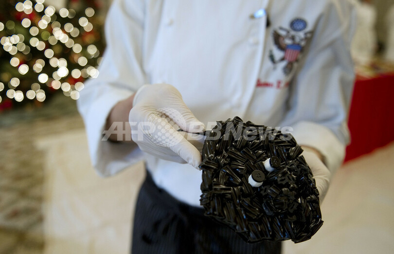 米ホワイトハウスのクリスマス、新しいツリーが点灯