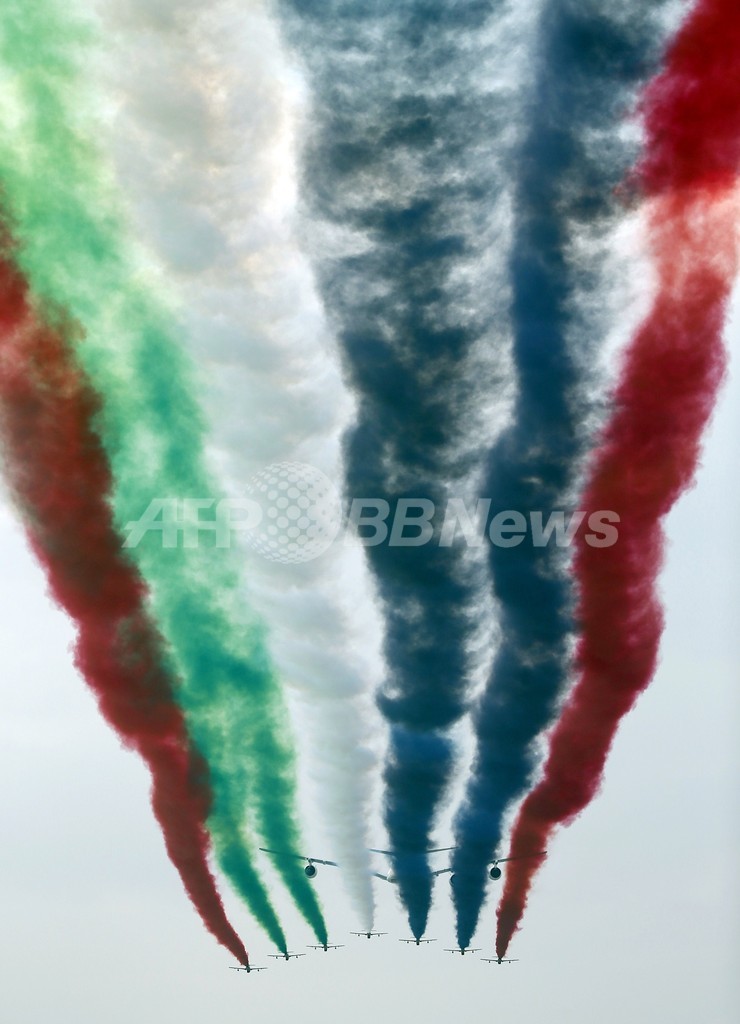アクロバット飛行チームが妙技を披露、ドバイ航空ショー