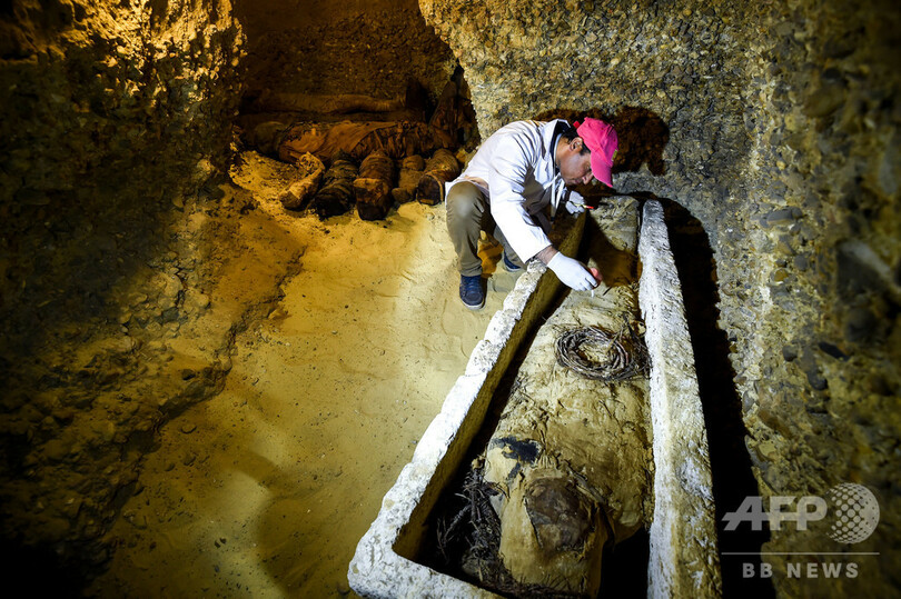 2500年前の古代エジプトの石棺、米テレビの生放送で開封