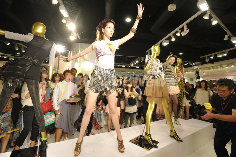 フォーエバー21新宿店オープン、吉川ひなのが祝福！