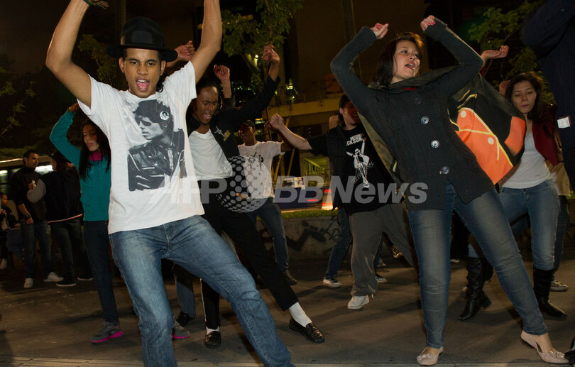 マイケル・ジャクソン没後3年、ファンが1万本のバラ