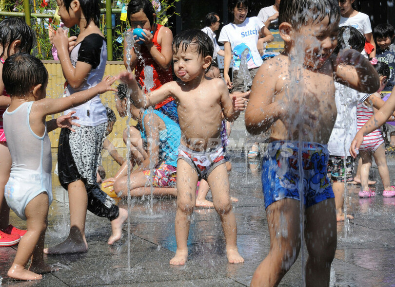 都内で35度超える猛暑、子供たちが元気に水遊び