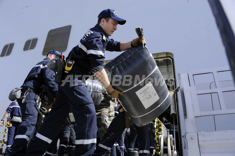 フランス揚陸艦、避難民救出できず チュニジア・ザルジス港