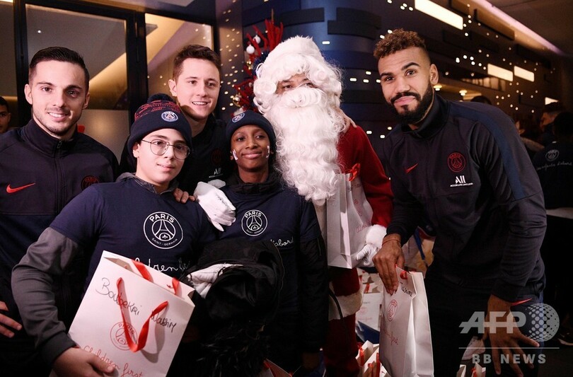 エムバペがサンタクロースに変身、子どもたちにクリスマスプレゼント