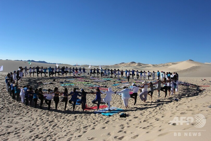 どこまでも続く砂と空、砂丘でヨガイベント メキシコ