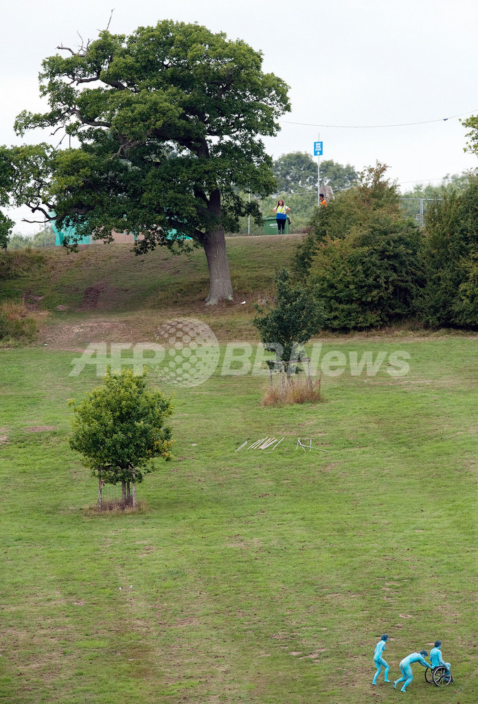 英野外フェス「ビッグ・チル」大盛況、集団ヌード撮影も