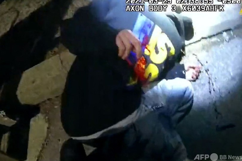 13歳少年が警察に撃たれ死亡 米シカゴ当局、映像を公開