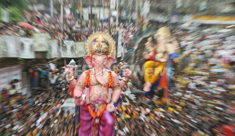 「ガネーシャ祭」最終日、神さまは海へ川へ