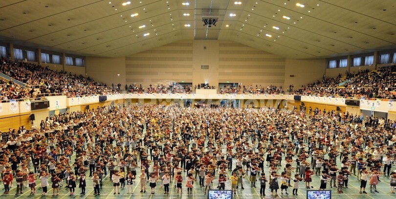 世界の子ども2000人がバイオリン合奏、「スズキ・メソード」世界大会