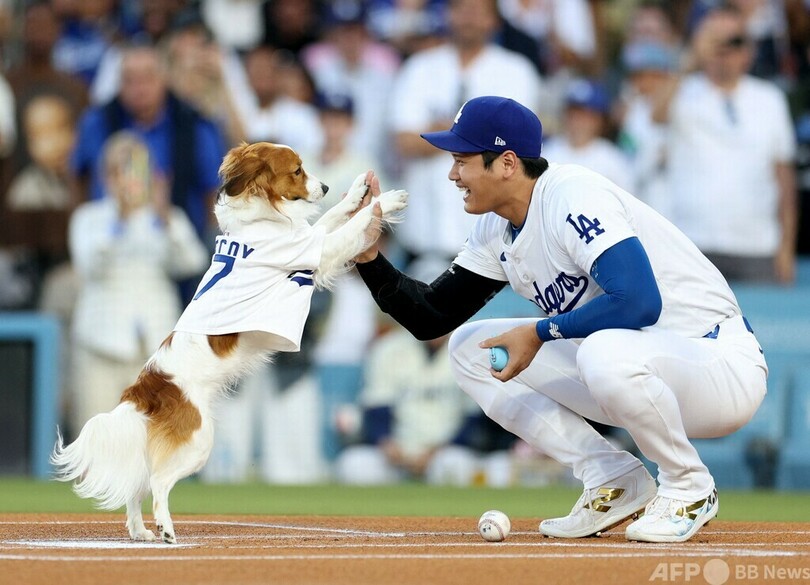 大谷が愛犬デコピンと始球式 先頭打者弾・2盗塁で「42-42」