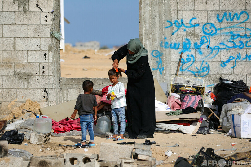 【今日の1枚】安寧を祈る気持ちにも似て、娘の髪をとく パレスチナ