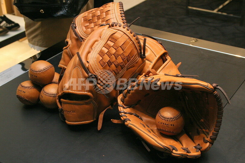 「コーチ メンズ ベースボール チャリティー」開催、イベントに古田敦也と佐藤隆太