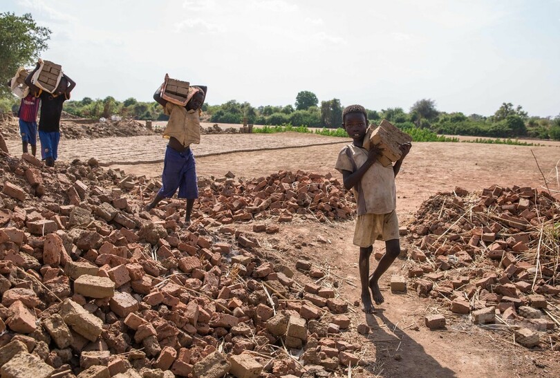れんがを作る子どもたち、南スーダン 増える児童労働
